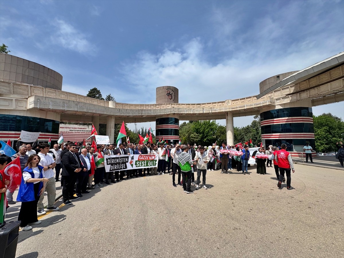 Osmaniye Korkut Ata Üniversitesi öğrencileri, İsrail'in Gazze'ye yönelik saldırılarını protesto...