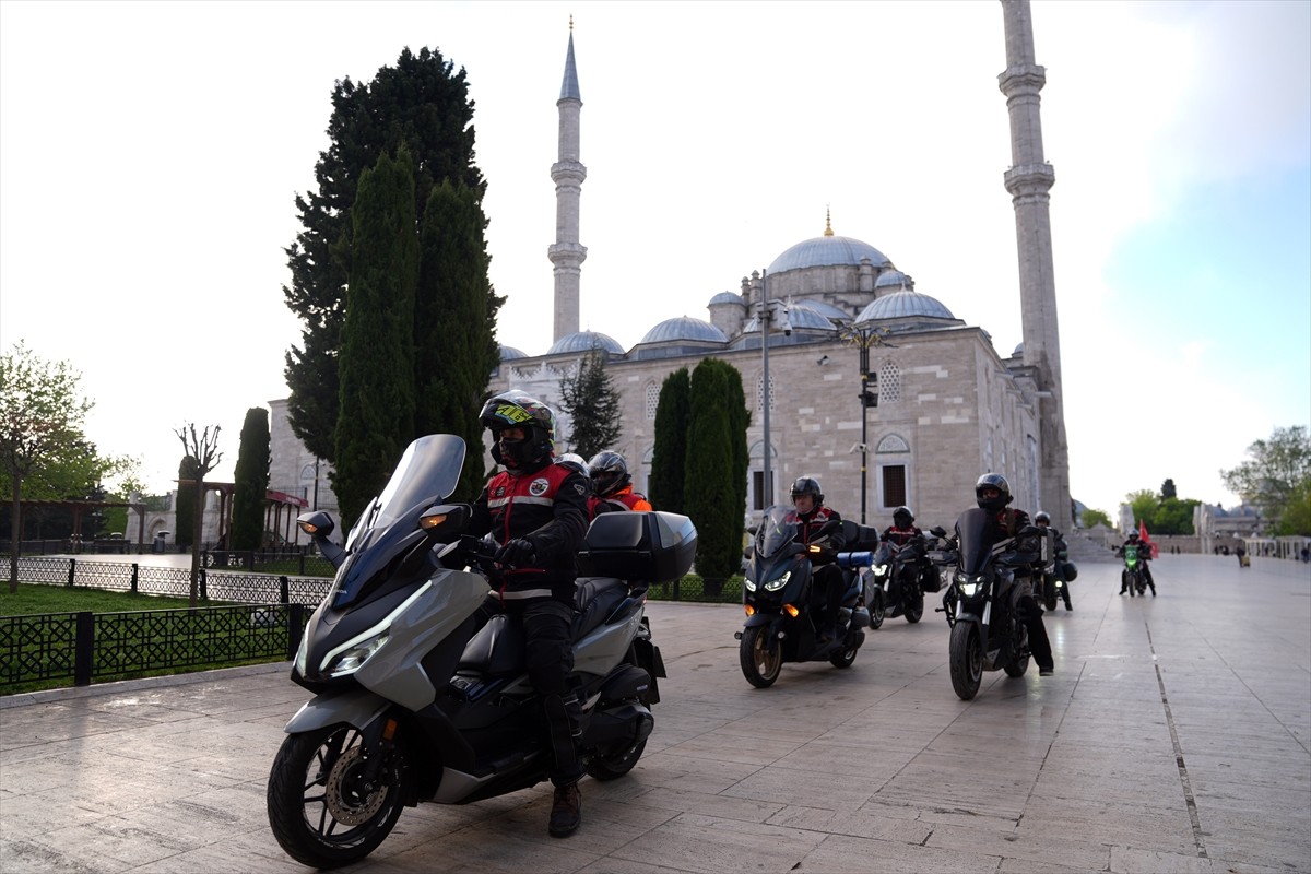 Osmanlı Motosiklet Derneği üyesi 150 motosikletli, Fatih Sultan Mehmet'in türbesinde dua edip...