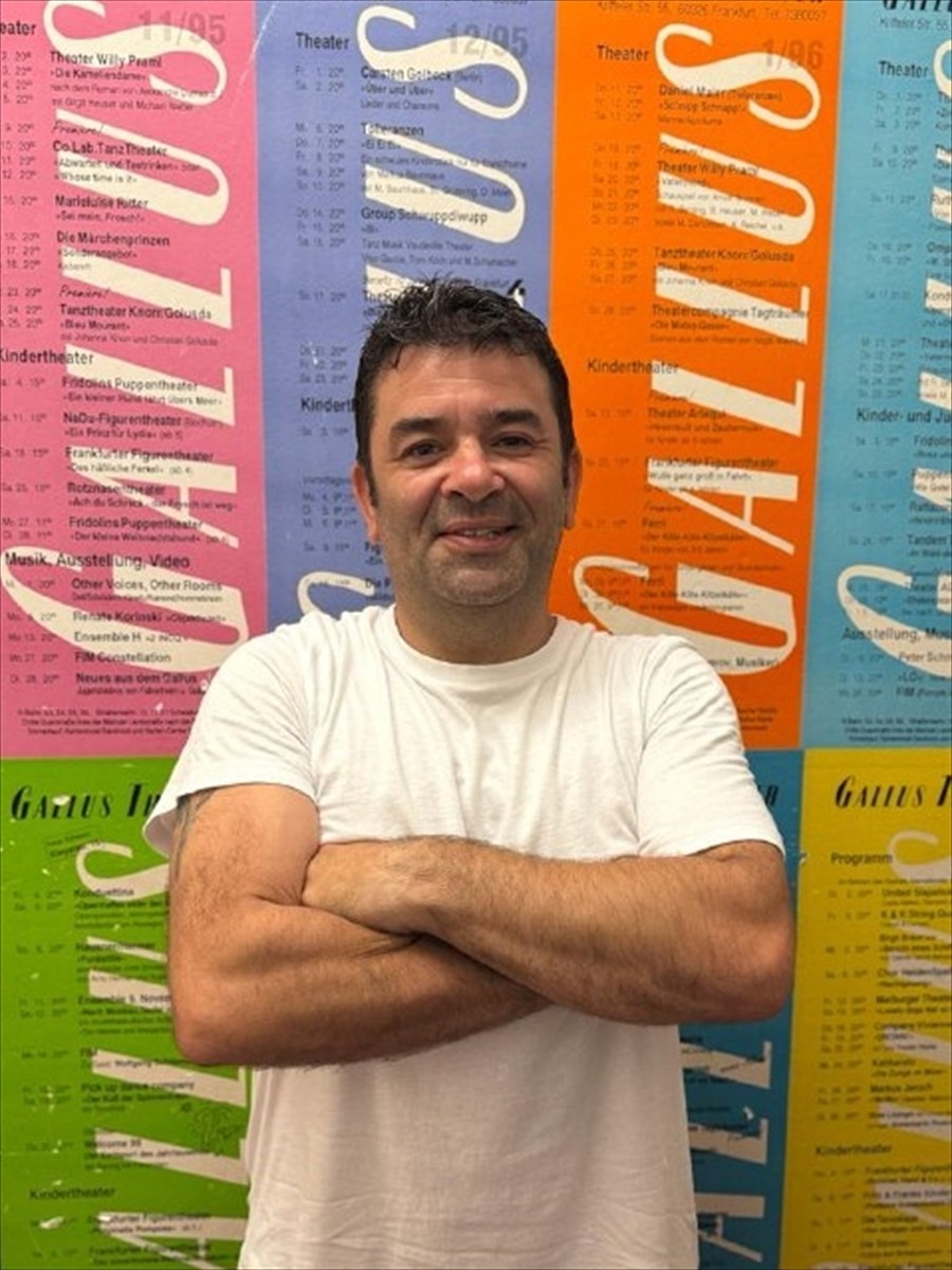 Oyuncu Bülent Şakrak'ın sahnelediği tek kişilik oyun "İstanbul'un En Güzel Kızı", Tiyatro...