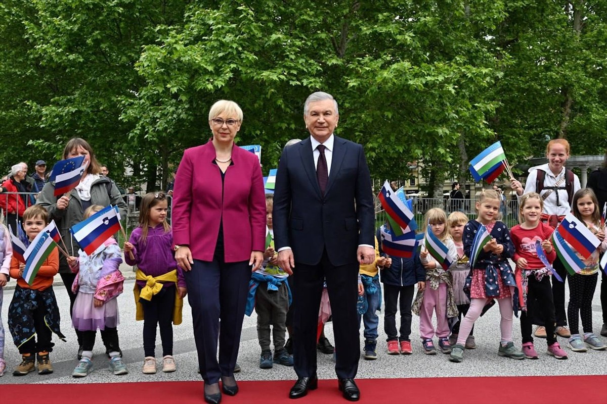 Özbekistan Cumhurbaşkanı Şevket Mirziyoyev (sağda), resmi ziyaret ile gittiği Slovenya'da...