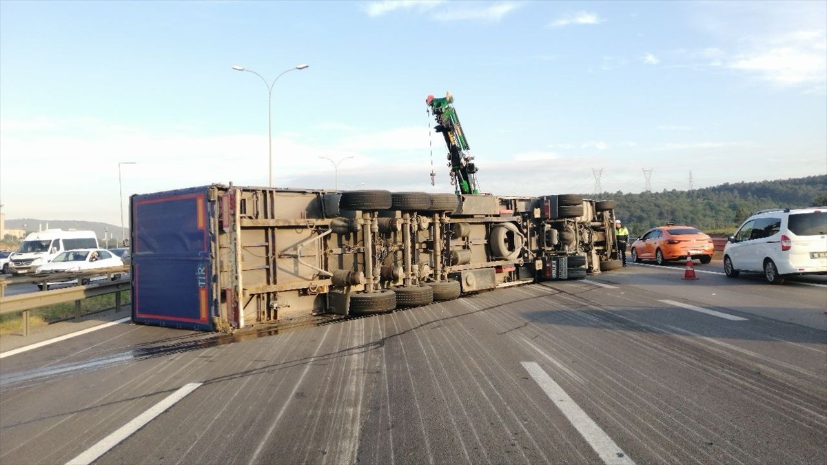 Pendik'te devrilen tüp yüklü tırın sürücüsü yaralandı.