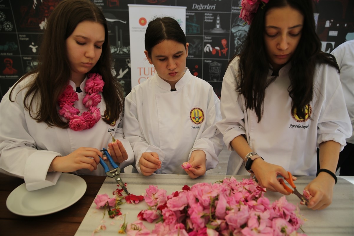 "Türk Mutfağı Haftası" etkinlikleri kapsamında şef adayı öğrenciler, topladıkları Edirne...