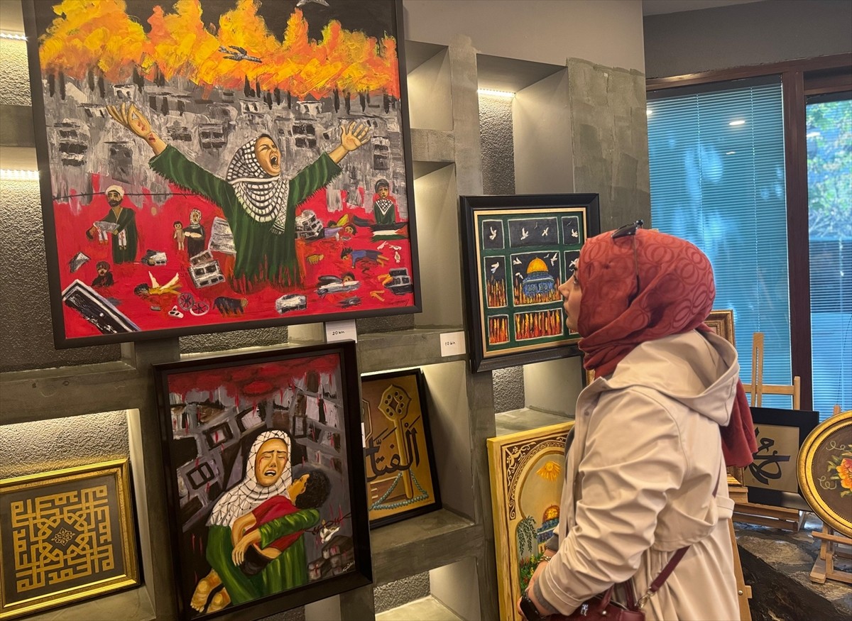 Ressam Çiğdem Yıldız'ın "Elvan Gönlüm" adlı ikinci kişisel sergisi, Üsküdar'daki Çınar...