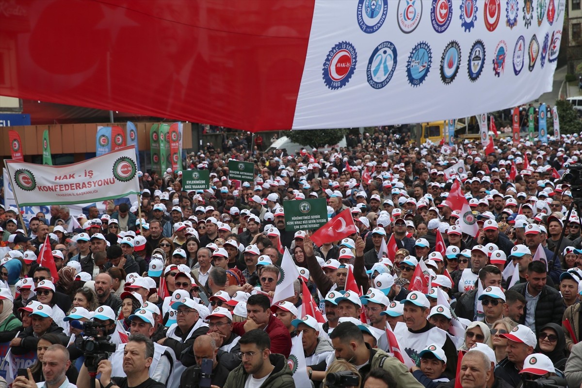 Rize'de 1 Mayıs Emek ve Dayanışma Günü dolayısıyla HAK-İŞ Konfederasyonu tarafından 15 Temmuz...