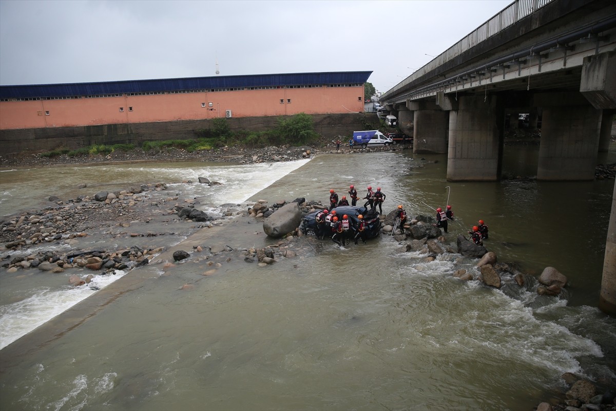 Rize'de, Afet ve Acil Durum (AFAD) Müdürlüğü öncülüğünde bölgesel sel ve taşkın tatbikatı...