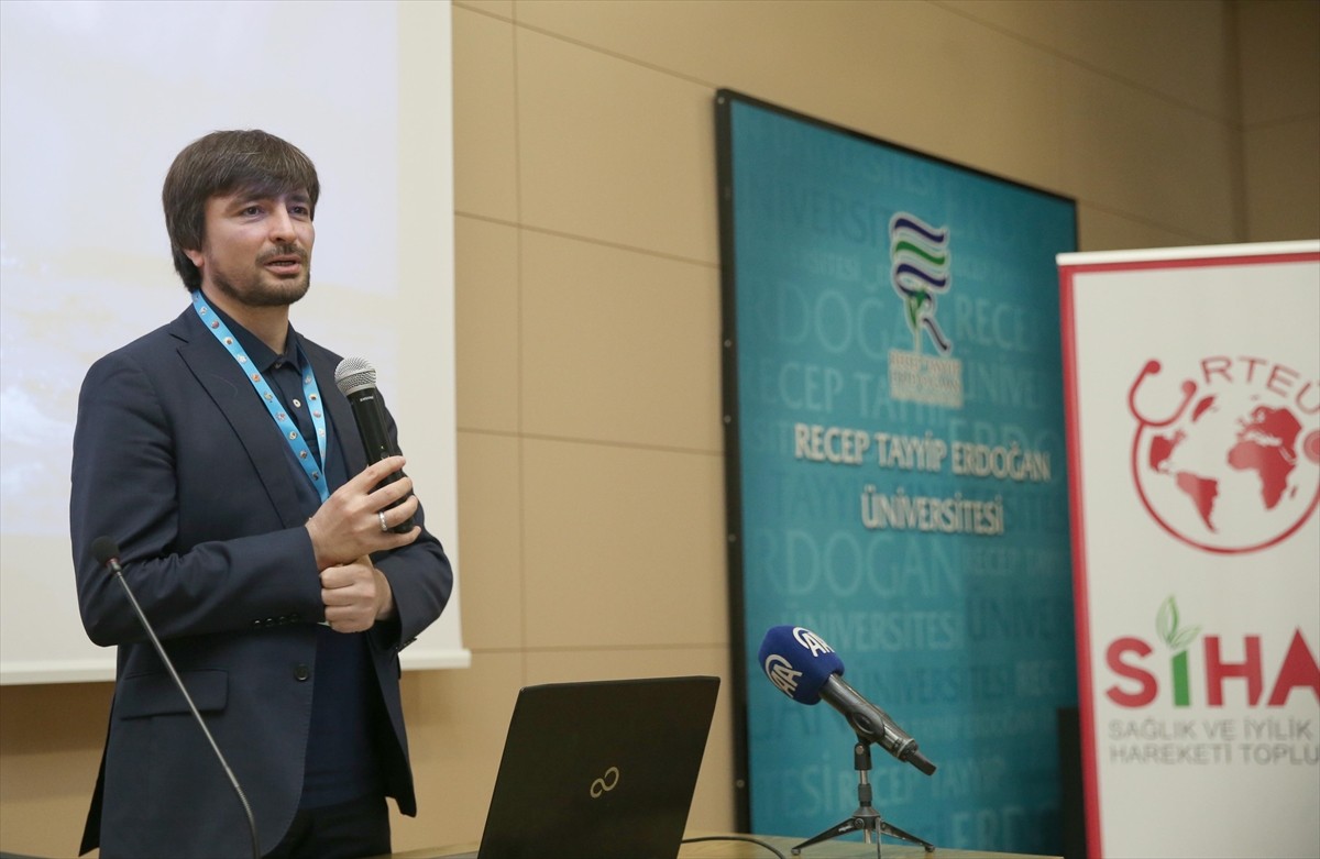 Rize'de, Recep Tayyip Erdoğan Üniversitesi İlahiyat Fakültesi Sağlık ve İyilik Hareketi...