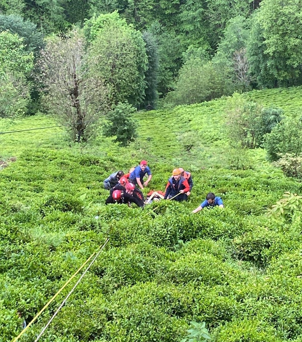 Rize'nin İkizdere ilçesinde balık tuttuğu dereye düşen kişiyi ekipler kurtardı.