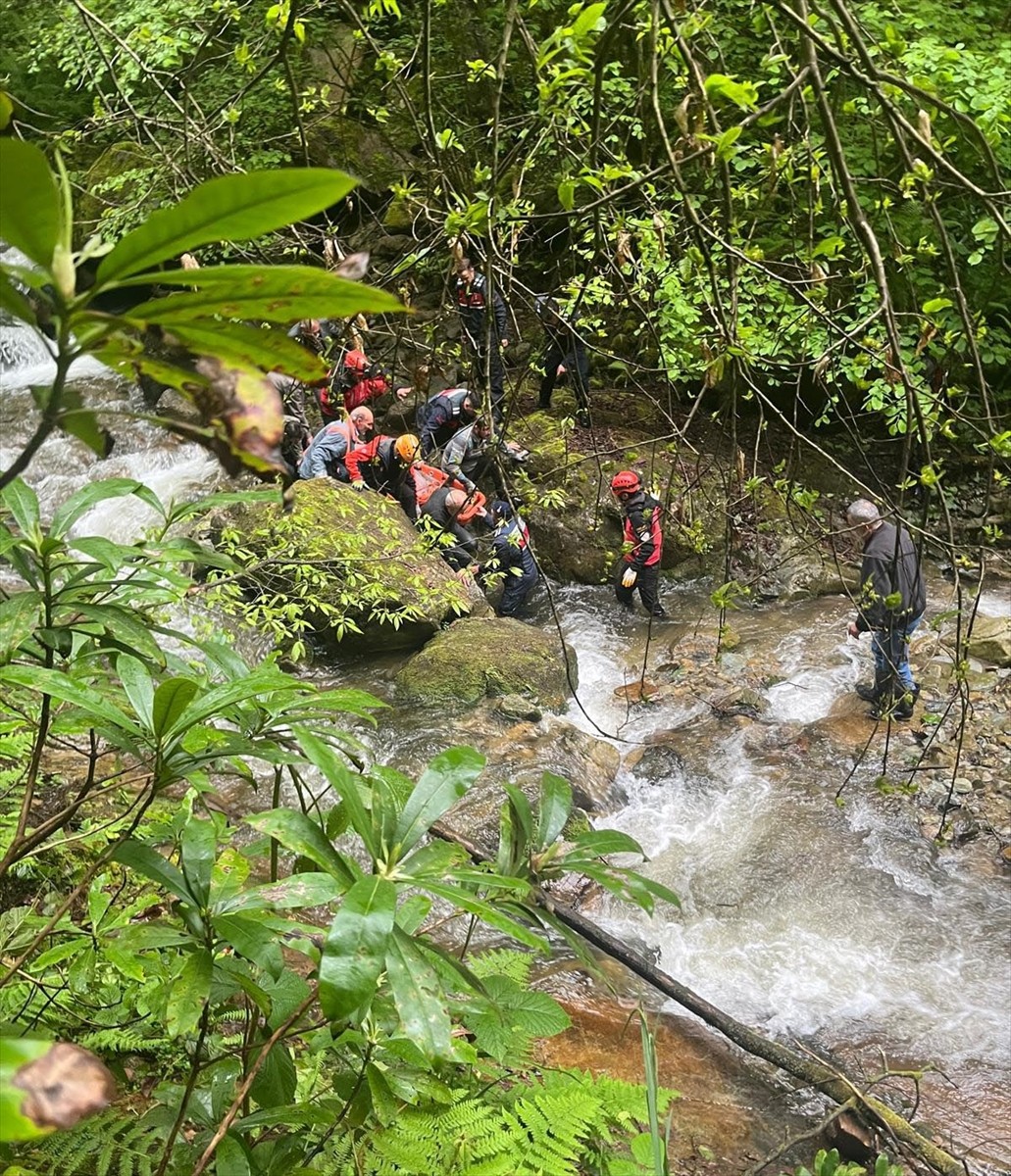 Rize'nin İkizdere ilçesinde balık tuttuğu dereye düşen kişiyi ekipler kurtardı.