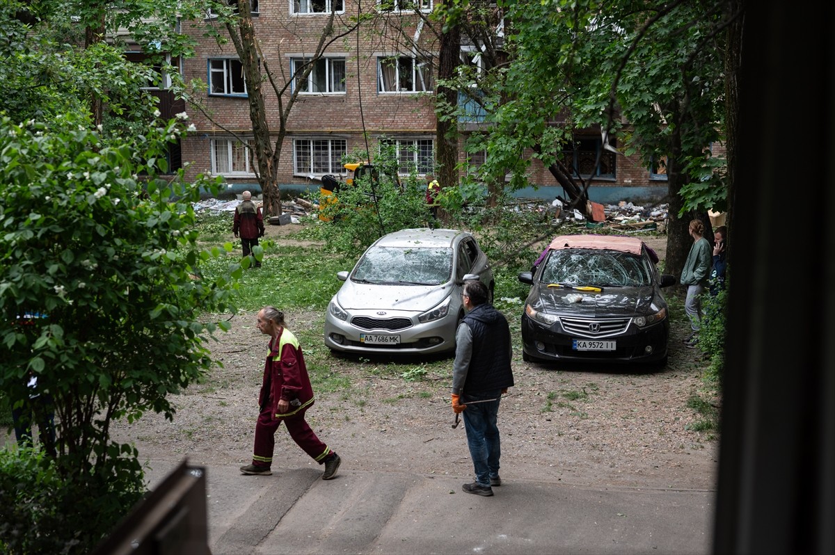 Rus ordusunun, Ukrayna'ya 14 adet balistik füze ve 250 insansız hava aracıyla (İHA) saldırı...