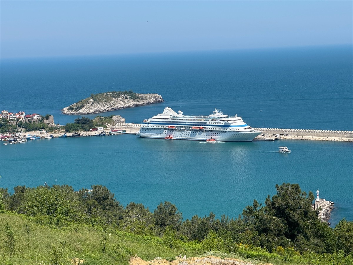 Rusya'nın Soçi kentinden hareket eden "Astoria Grande" kruvaziyeri, Amasra Limanı'na demirledi.