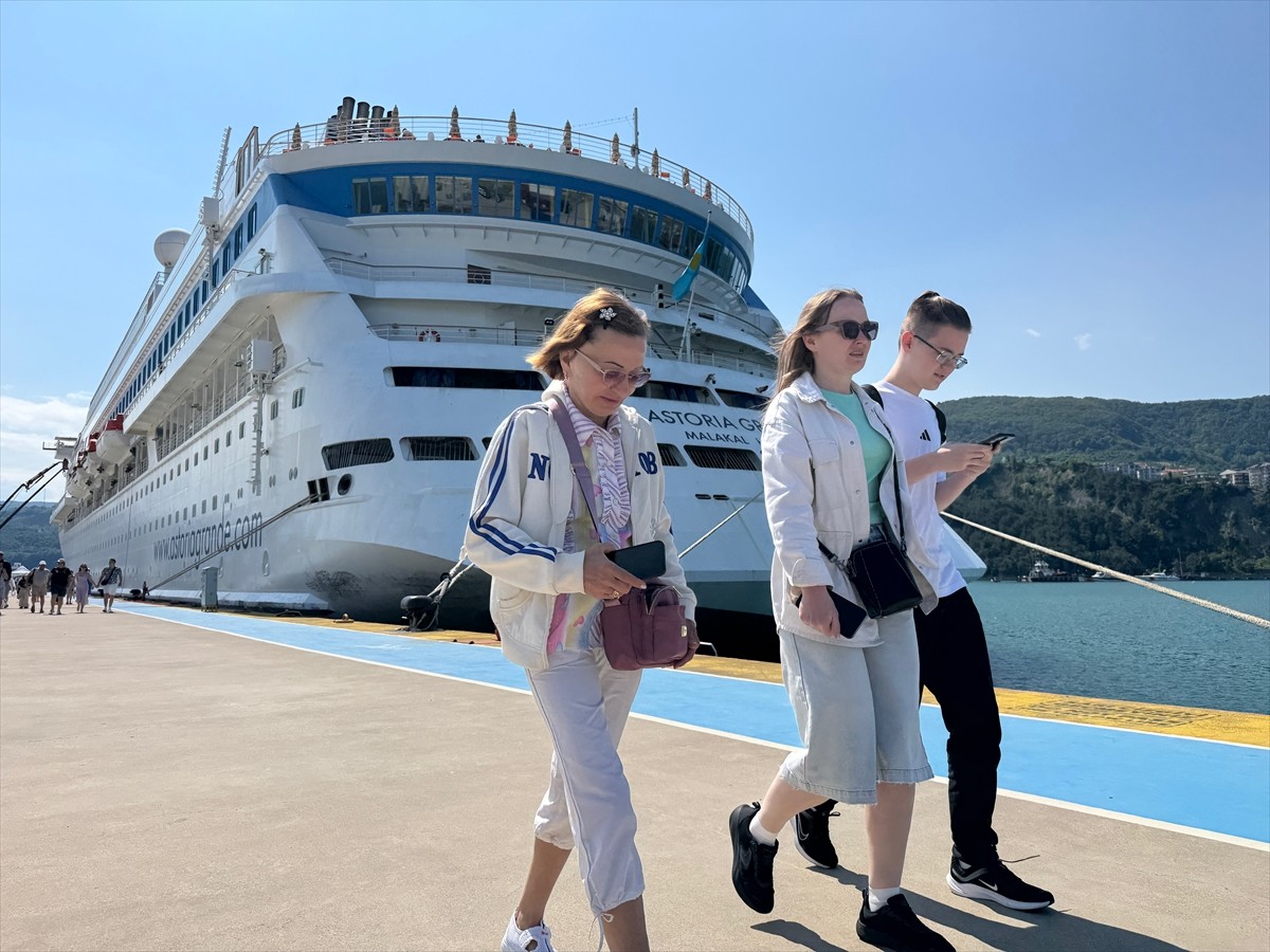 Rusya'nın Soçi kentinden hareket eden "Astoria Grande" kruvaziyeri, Amasra Limanı'na demirledi.