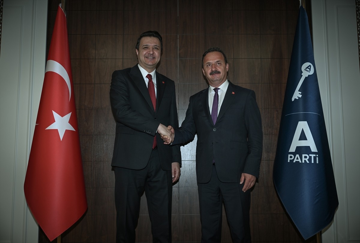 Saadet Partisi Genel Başkanı Mahmut Arıkan, (solda) Anahtar Parti Genel Başkanı Yavuz...
