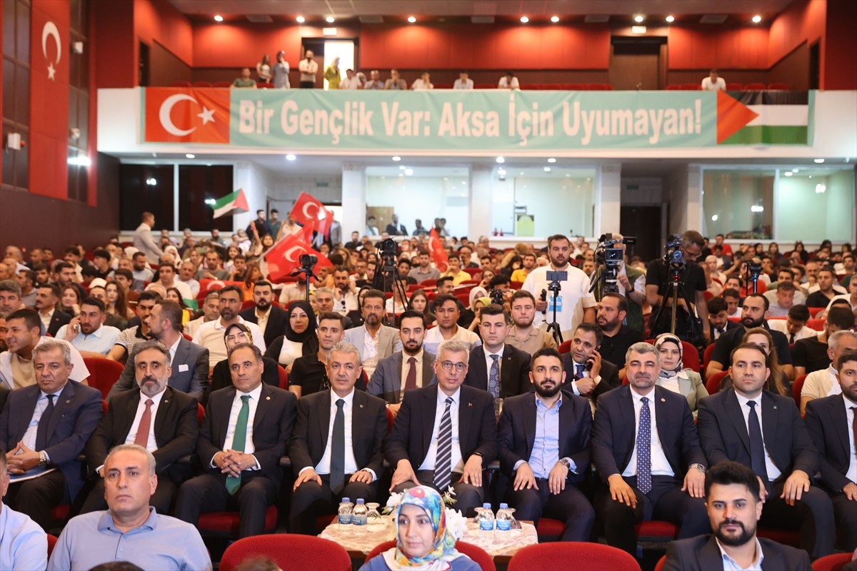 Sağlık Bakanı Kemal Memişoğlu, Mardin'in merkez Artuklu ilçesinde Atatürk Kültür Merkezi'nde...