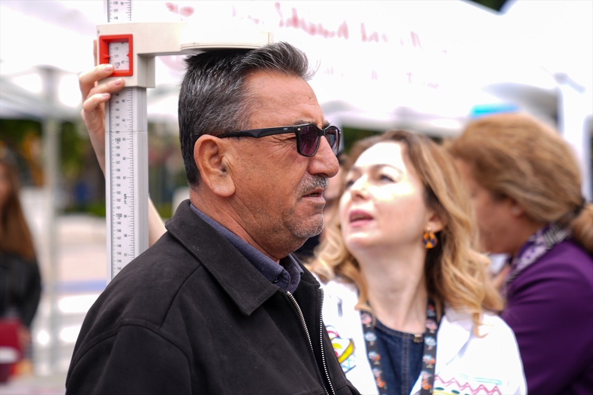 Sağlık Bakanlığının "İdeal Kilonu Öğren, Sağlıklı Yaşa" kampanyası Ankara'da uygulanmaya başlandı....