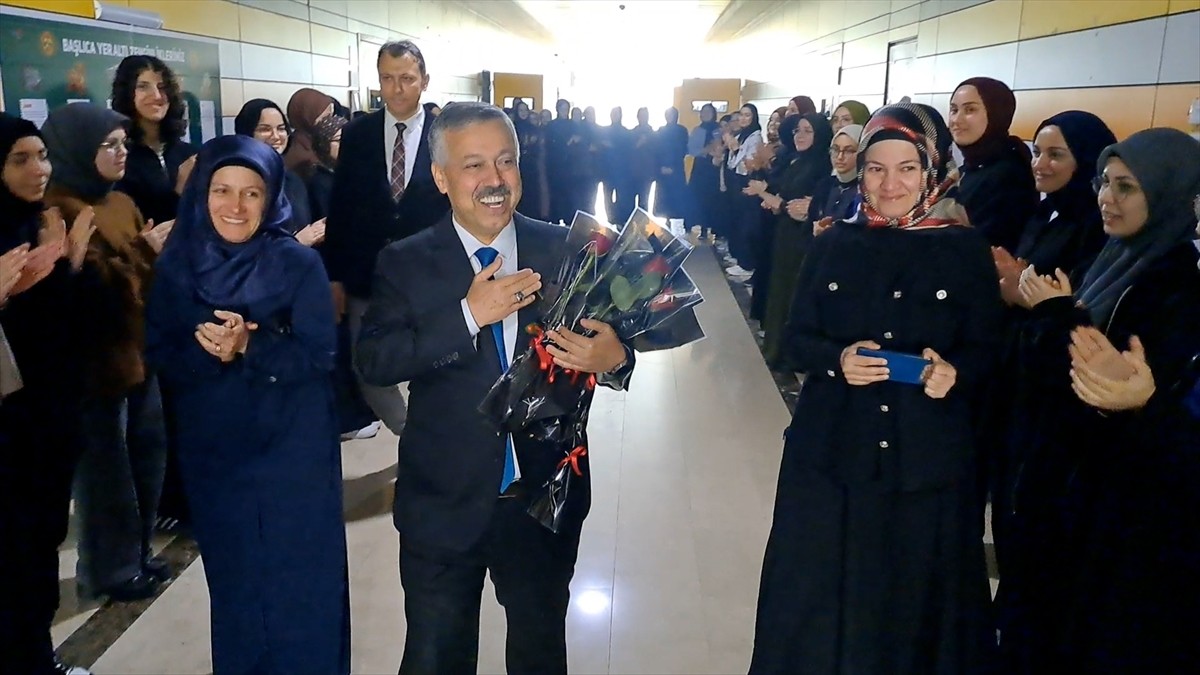 Sakarya'da 41 yıllık görev süresinin ardından emekliye ayrılan lise müdürü Kadir Gezer'e, öğretmen...