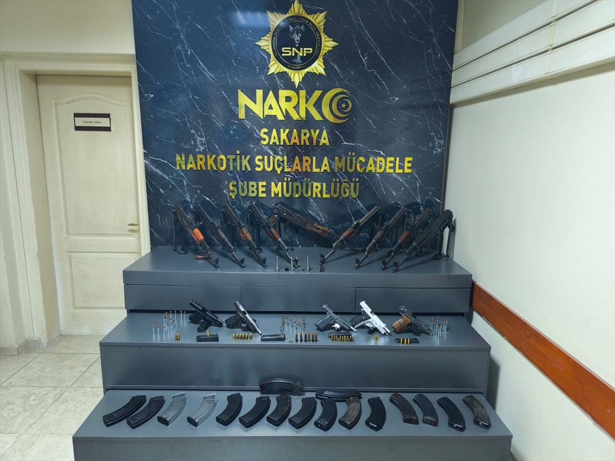 Sakarya'da polis memurunun aracında 9 kaleşnikof piyade tüfeği, 5 ruhsatsız tabanca ele geçirildi...