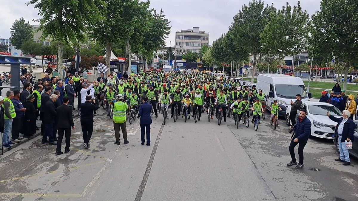 Sakarya'da "Trafik Haftası" etkinlikleri kapsamında çok sayıda kişinin katılımıyla bisiklet turu...