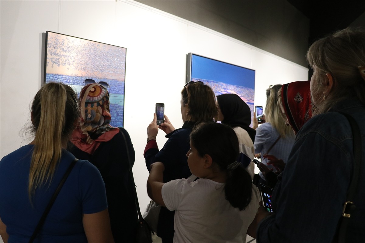 Sakarya'nın Adapazarı ilçesinde, ressam Devrim Erbil'in eserlerinin de yer aldığı "Yatay Derinlik:...