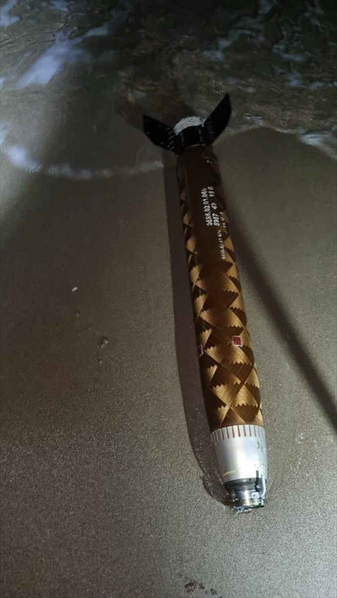 Sakarya'nın Karasu ilçesinde sahilde roket motoru olduğu değerlendirilen cisim bulundu.