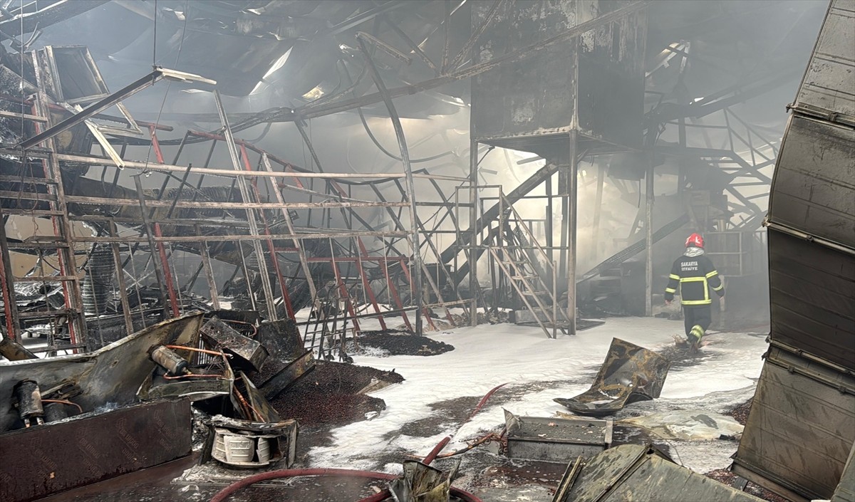 Sakarya'nın Karasu ilçesindeki fındık kırım fabrikasında çıkan yangın itfaiye ekiplerinin...