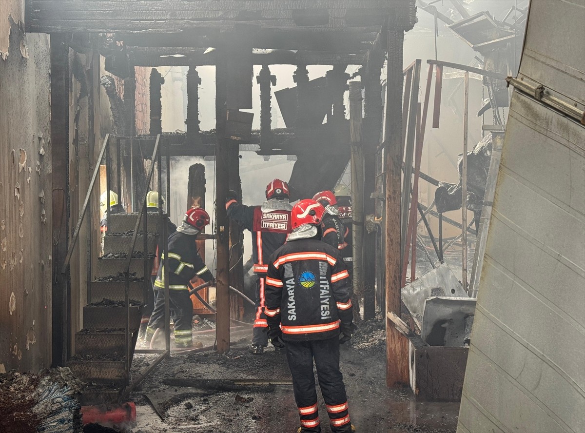Sakarya'nın Karasu ilçesindeki fındık kırım fabrikasında çıkan yangın itfaiye ekiplerinin...