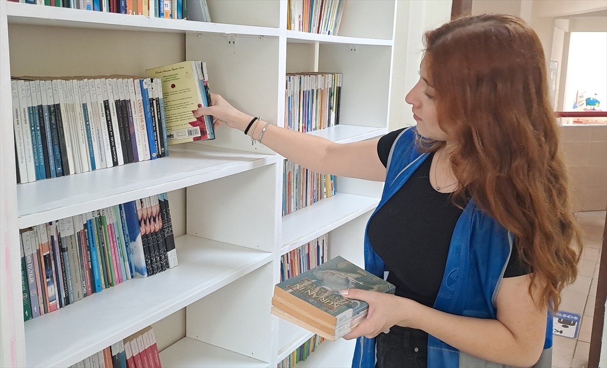 Sakarya Üniversitesi (SAÜ) öğrencileri, kermesten elde ettikleri gelirle Söğütlü ilçesinde bir...