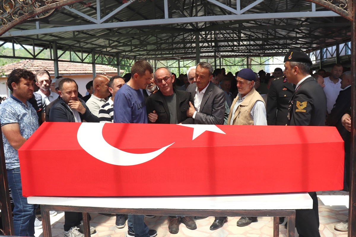 Samsun'da derede boğulan jandarma astsubay Hakan Fidan'ın (24) cenazesi, memleketi Ordu'da toprağa...