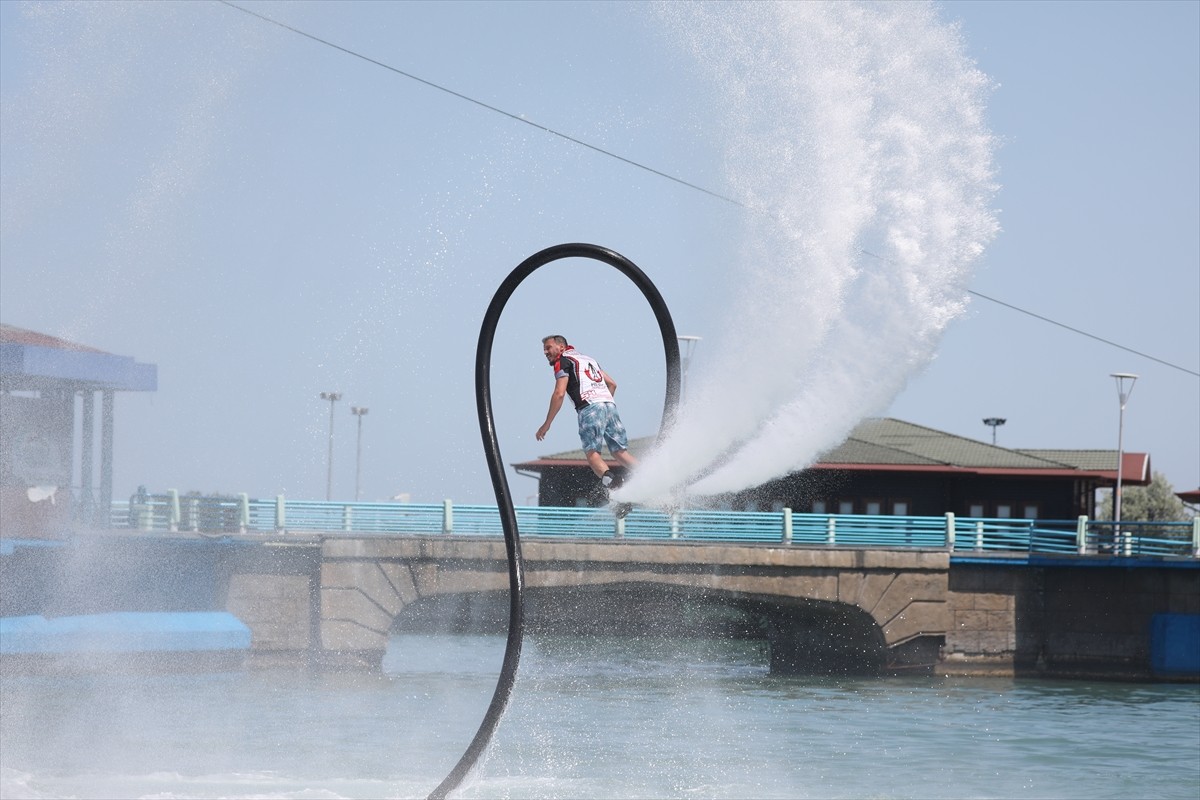 Samsun'da düzenlenen 'Uluslararası Su Sporları Festivali' başladı. Festival kapsamında flyboard...