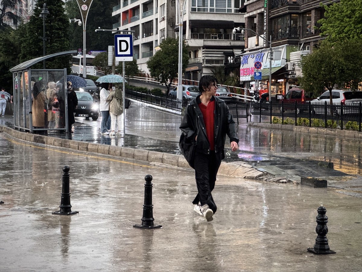 Samsun'da etkili olan sağanak nedeniyle sürücüler ve vatandaşlar zor anlar yaşadı. 