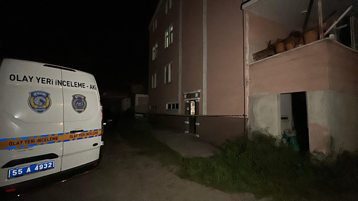 Samsun'un Atakum ilçesinde çıkan silahlı kavgada, aynı aileden biri ağır 3 kişi yaralandı.  Polis...