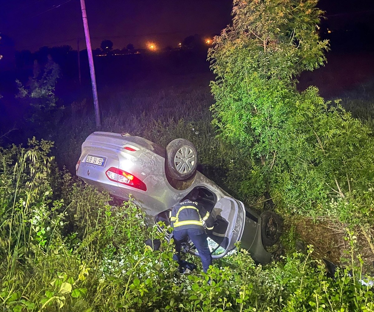 Samsun'un Bafra ilçesinde otomobilin yoldan çıkarak tarlaya devrilmesi sonucu sürücü...