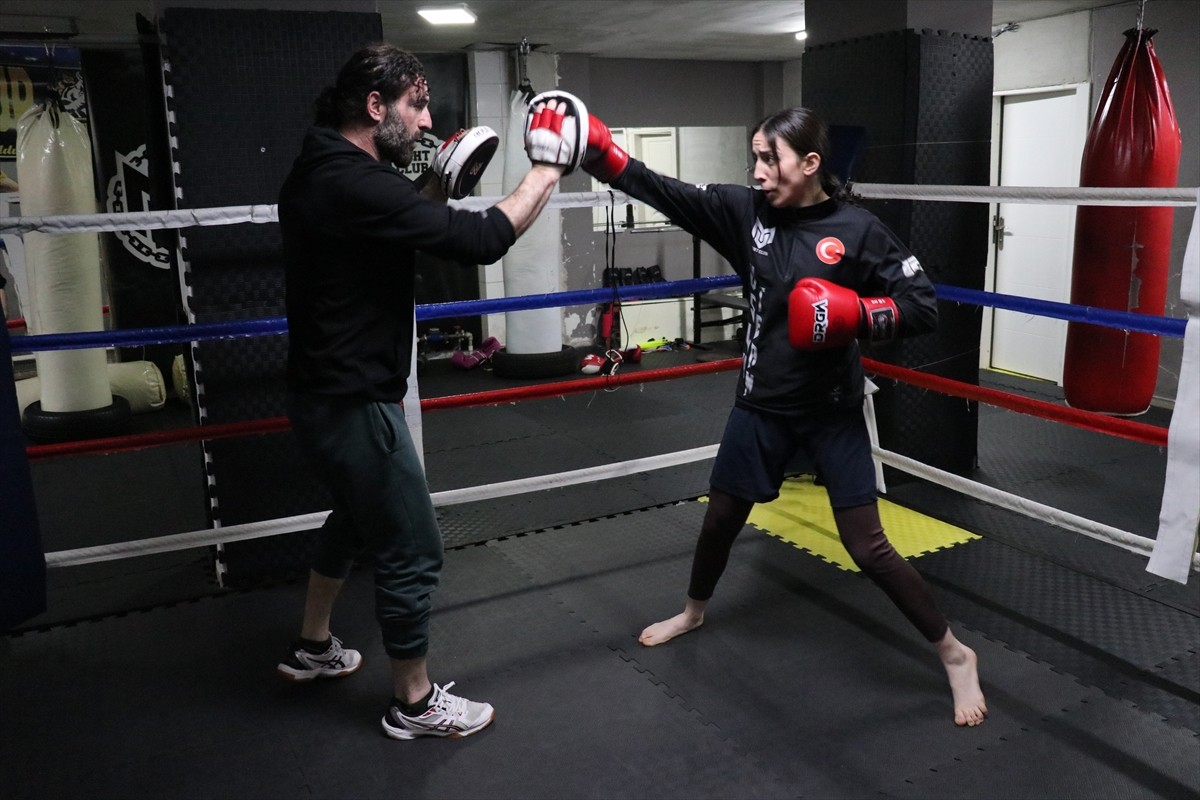 Samsun’da yaşayan 15 yaşındaki Bengisu Karakoç, hem muaythai hem de boksta elde ettiği Türkiye...