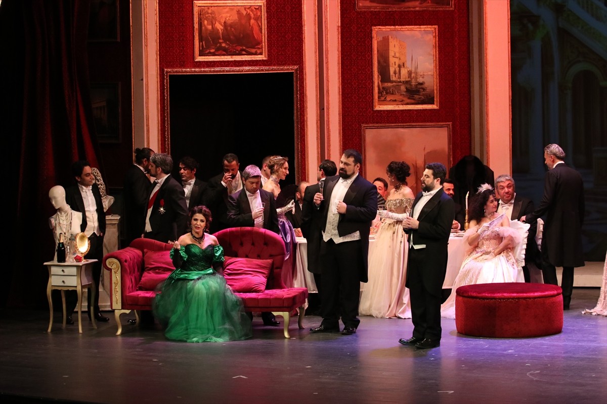 Samsun Devlet Opera ve Balesi (SAMDOB), "La Traviata" operasını sanatseverlerle buluşturdu....