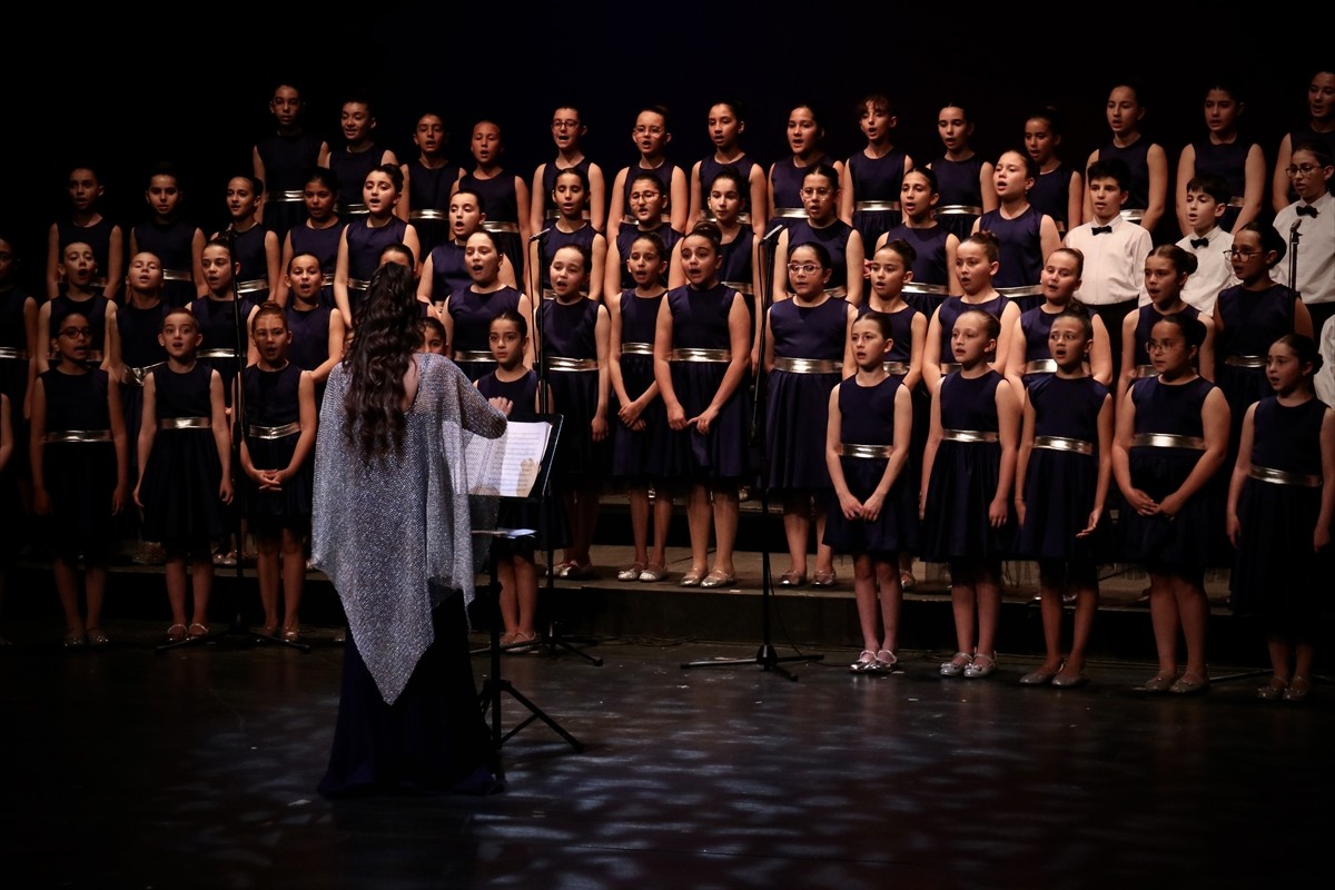 Samsun Devlet Opera ve Balesinin (SAMDOB) "çocuk korosu" konser verdi. SAMDOB'un 90 kişilik çocuk...
