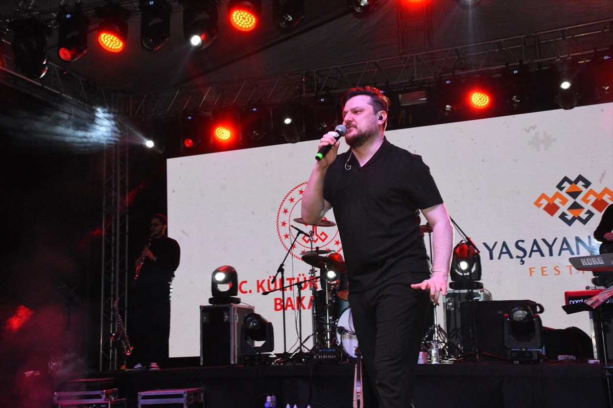 Sanatçı Ekin Uzunlar, "Yaşayan Miras Festivali" kapsamında Afyonkarahisar'ın İhsaniye ilçesinde...