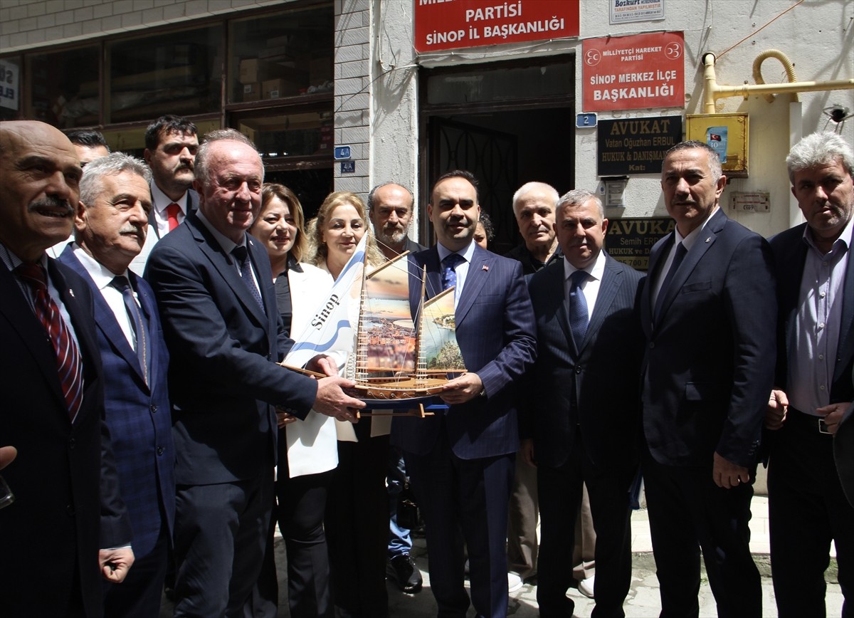 Sanayi ve Teknoloji Bakanı Mehmet Fatih Kacır, AK Parti Sinop İl başkanlığını ziyaret etti.