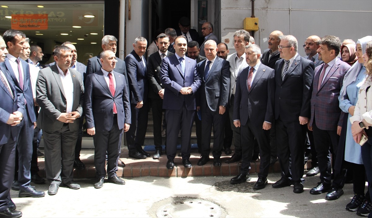 Sanayi ve Teknoloji Bakanı Mehmet Fatih Kacır, AK Parti Sinop İl başkanlığını ziyaret etti.