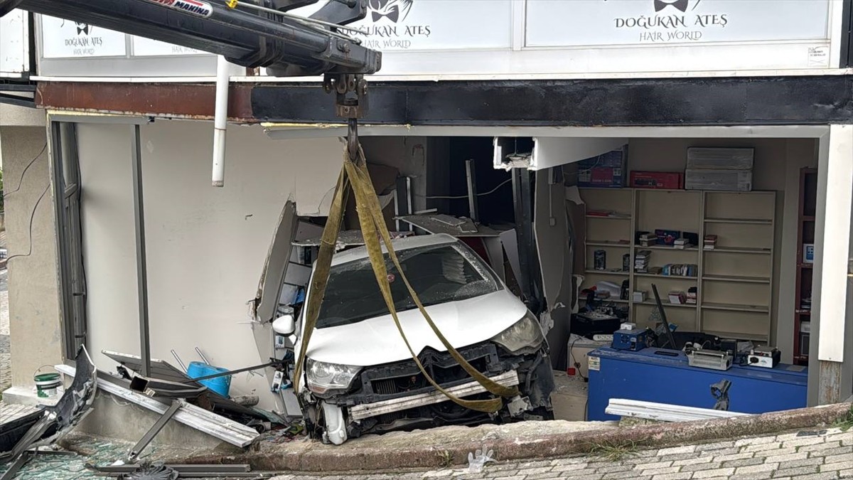 Sancaktepe'de kontrolden çıkan otomobilin girdiği iş yerinde hasar meydana geldi.