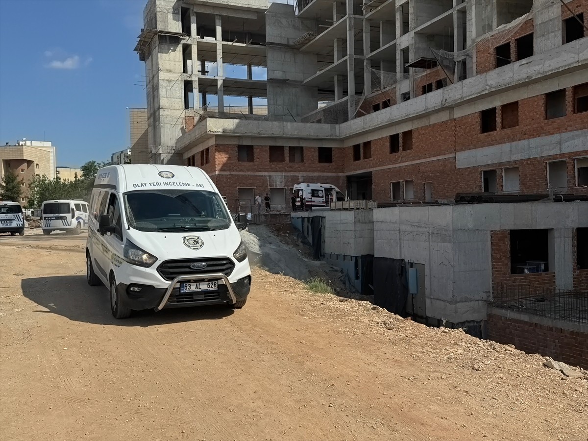 Şanlıurfa'nın Haliliye ilçesinde inşaattan düşen işçi hayatını kaybetti. Bölgeye sağlık ve polis...