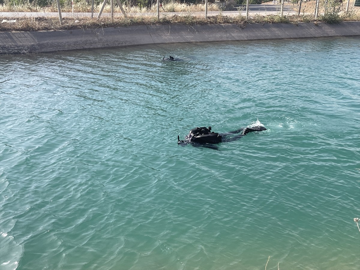 Şanlıurfa'nın Haliliye ilçesinde sulama kanalında akıntıya kapılan çocuğu bulmak için başlatılan...