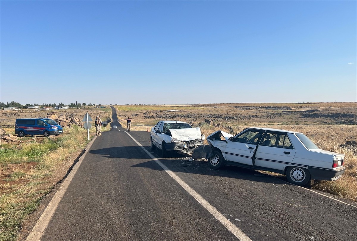 Şanlıurfa'nın Siverek ilçesinde iki otomobilin çarpıştığı kazada 7 kişi yaralandı. Yaralılar, 112...