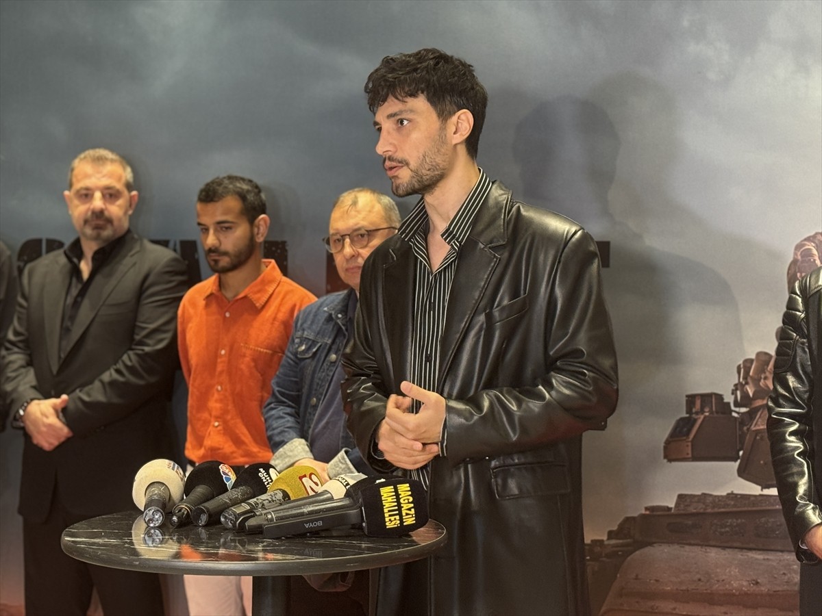 Savaşın ortasında geçen çarpıcı bir hikayeyi ekrana taşıyan "Siyah Bere", dünyanın ilk tank dizisi...