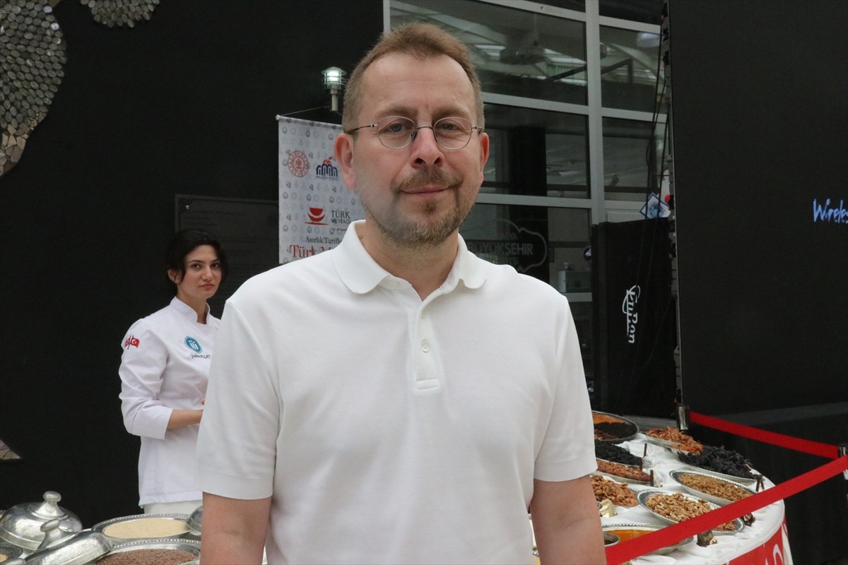 Şef Ömür Akkor, Malatya'da Türk Mutfağı Haftası etkinlikleri kapsamında Arapgir mor reyhan...