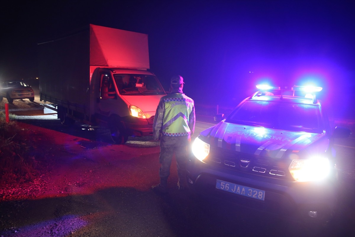 Siirt'in Kurtalan ilçesinde kara yolunda bir kişinin cesedi bulundu.