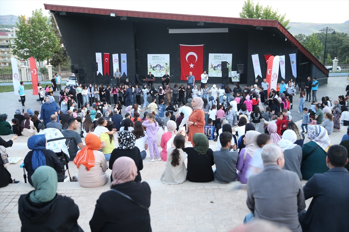 Siirt'te baharın müjdecisi olarak anılan Hıdırellez Şenliği coşkuyla kutlandı. Yerel sanatçıların...