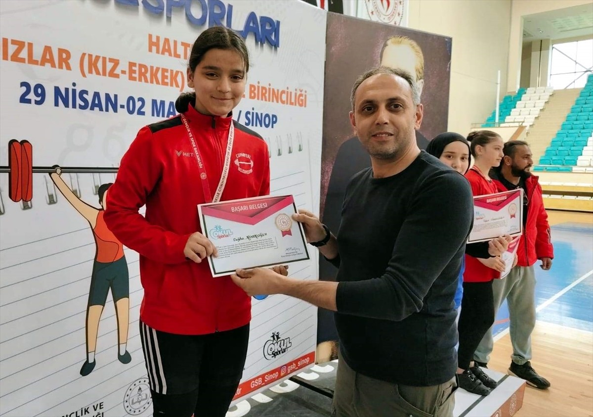 Sinop'ta düzenlenen Okul Sporları Yıldızlar Türkiye Halter Şampiyonası sona erdi. Müsabakalar...