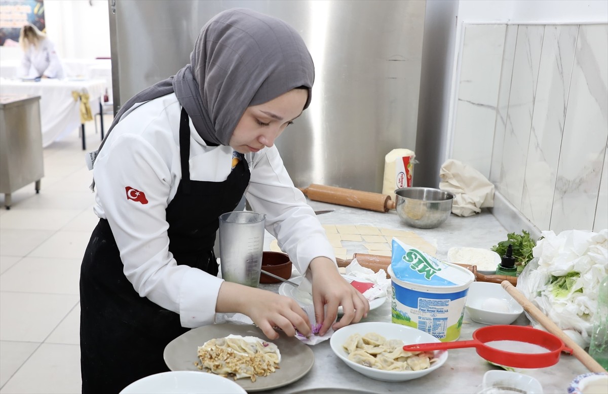 Sinop'ta yarışan geleceğin şef adayı üniversite öğrencileri, tescilli mantıyı farklı sunumlarla...