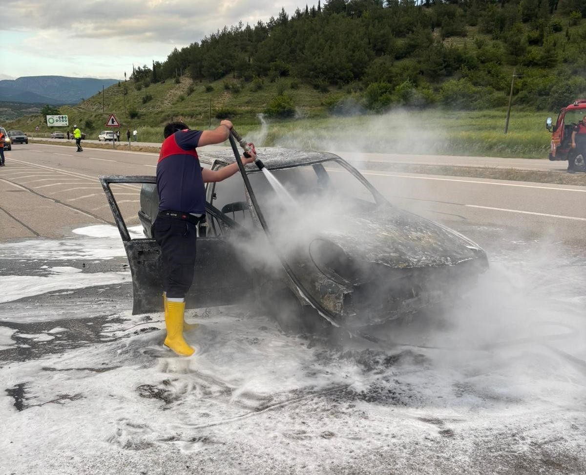 Sinop'un Boyabat ilçesinde seyir halindeki otomobilde çıkan yangın, itfaiye ekiplerince...