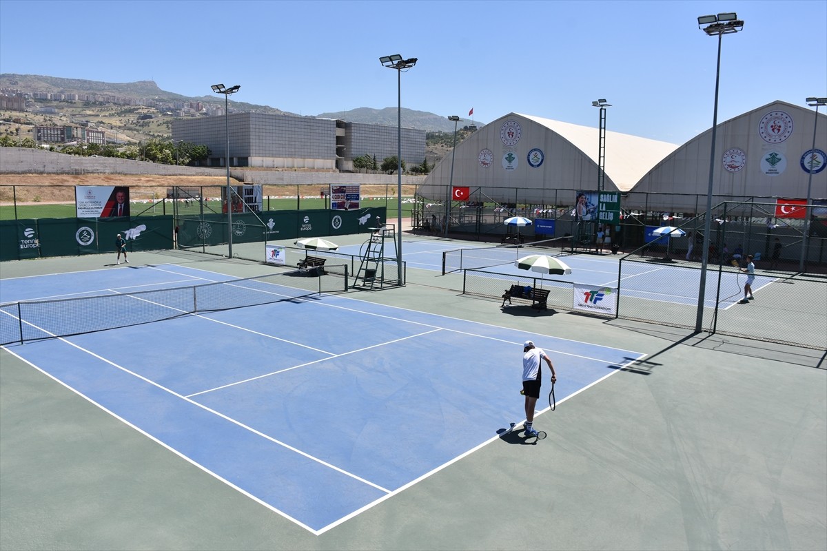 Şırnak'ta düzenlenen 4. Uluslararası Cudi Cup Tenis Turnuvası'na, çeyrek final karşılaşmalarıyla...