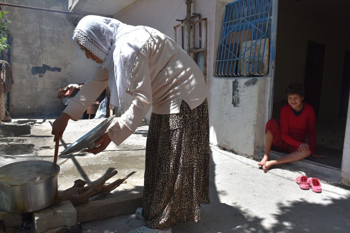 Şırnak'ta yaşayan 2 anne şefkatle baktıkları hasta ve engelli çocuklarını hayata bağladı. Gündoğdu...
